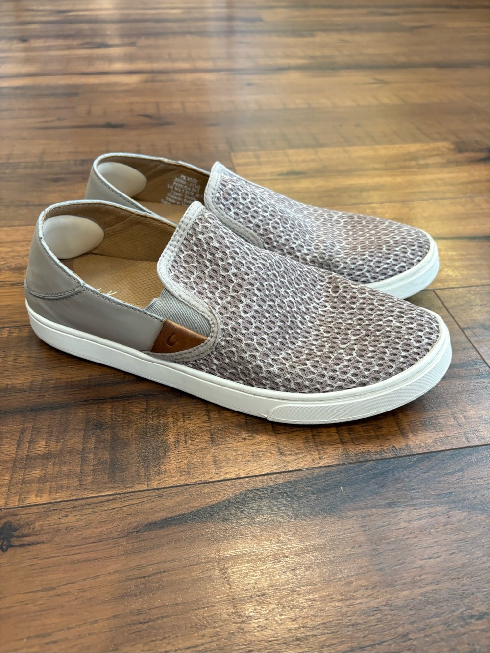 OluKai Women's Pehuea Pa‘i slip-on shoes Mesh Silt/mo’o Size 8.5 Textured Tan